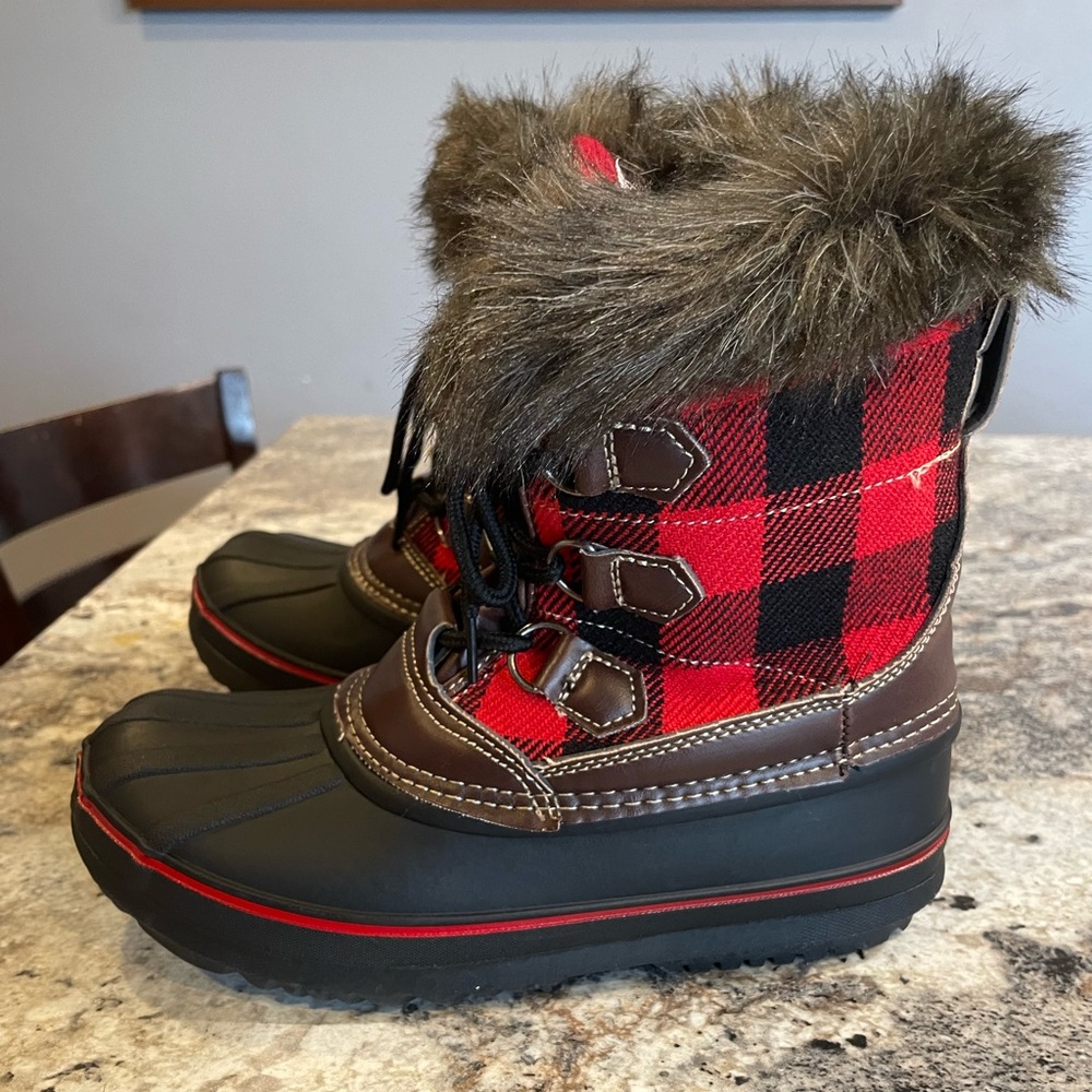 NEW Youth Winter boots, Size 4.